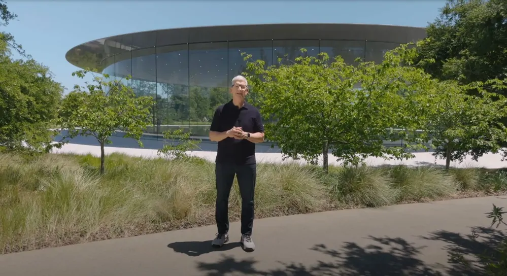 Apple, rivoluzione in ritardo: arriva Intelligence, ossia ChatGPT in prestito