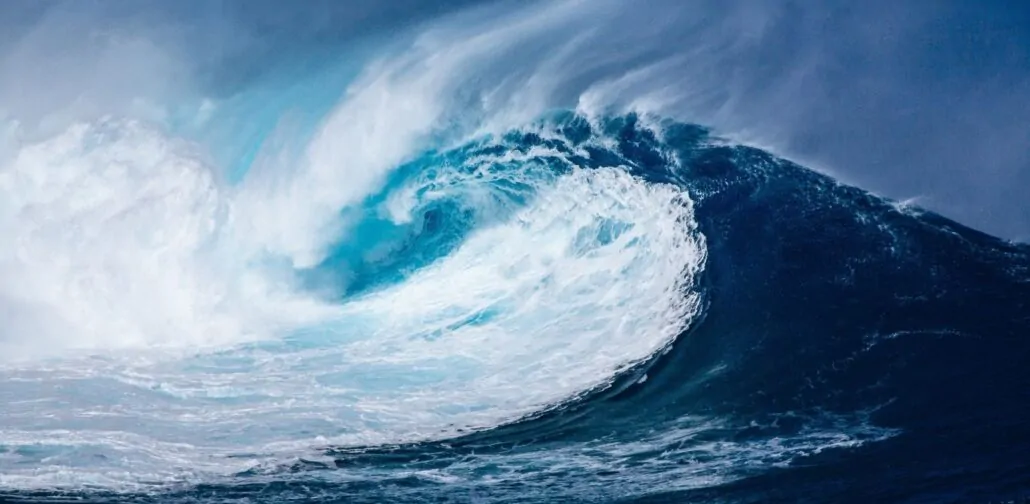 Prevedere le onde giganti in mare aperto: grazie all’AI presto sarà possibile