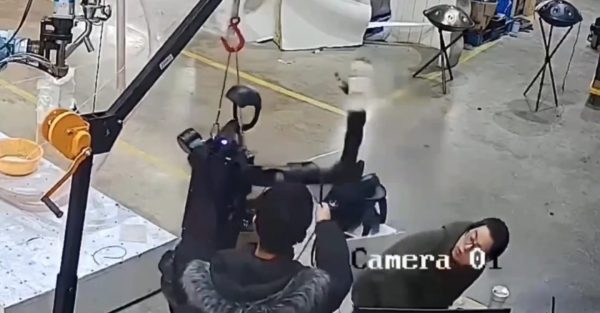 Robot aggredisce operai fabbrica