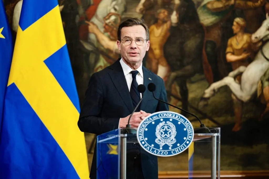 Il primo ministro svedese Ulf Kristersson ha chiesto la sospensione dell’AI Act