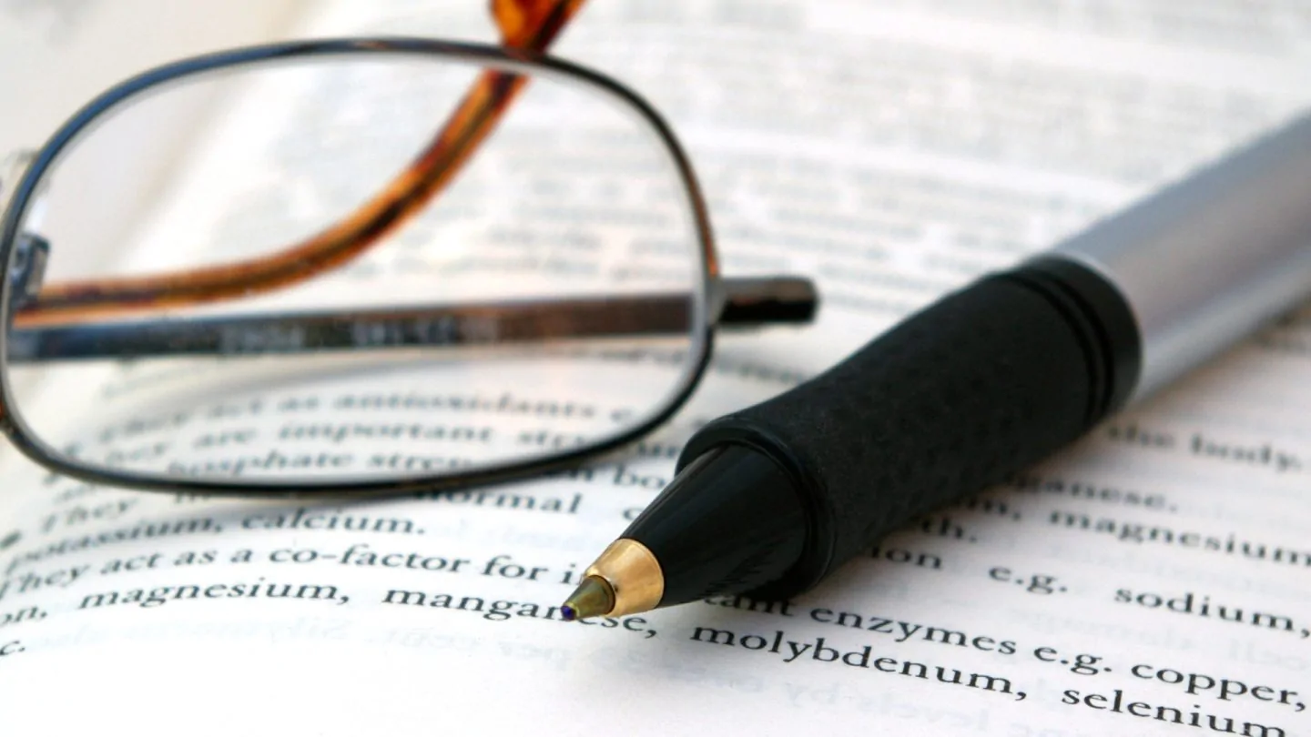 L’invasione silenziosa dell’AI nella redazione di paper scientifici