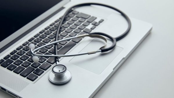 L’intelligenza artificiale ridisegna la telemedicina ricavi a +972% in otto anni