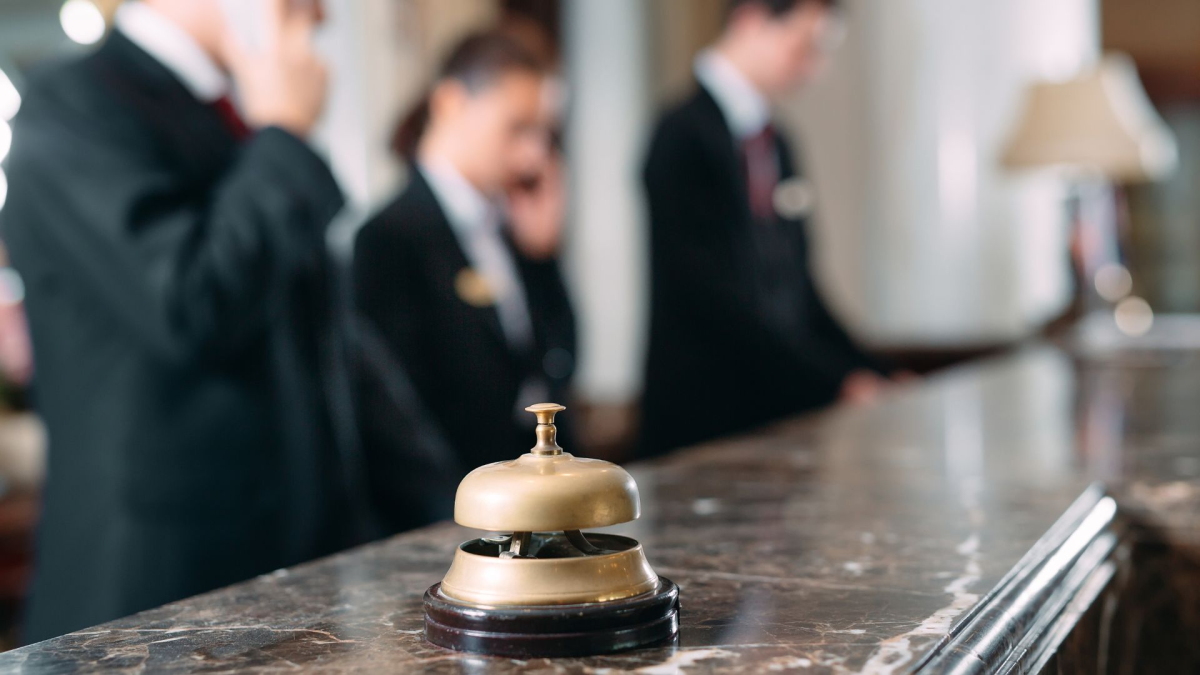 L’intelligenza artificiale entra in hotel: mercato da 36 mld entro il 2033, +1100% in nove anni