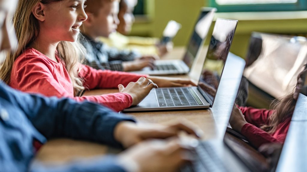 Il Ministero dell’Istruzione ha adottato le linee guida per l’introduzione dell’AI nelle scuole