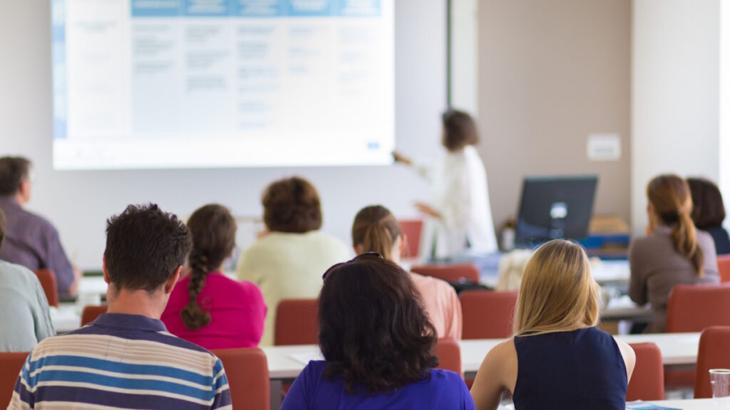Università, il 10% degli studenti consegna testi interamente generati dall’AI