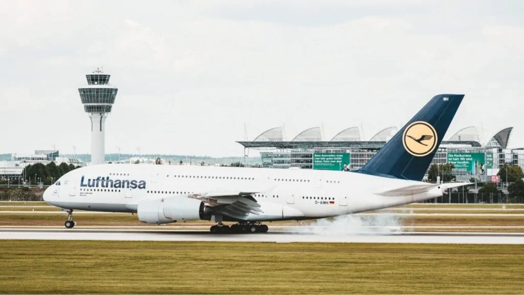 Lufthansa taglierà 4.000 posti entro il 2030: l’IA al centro della riorganizzazione