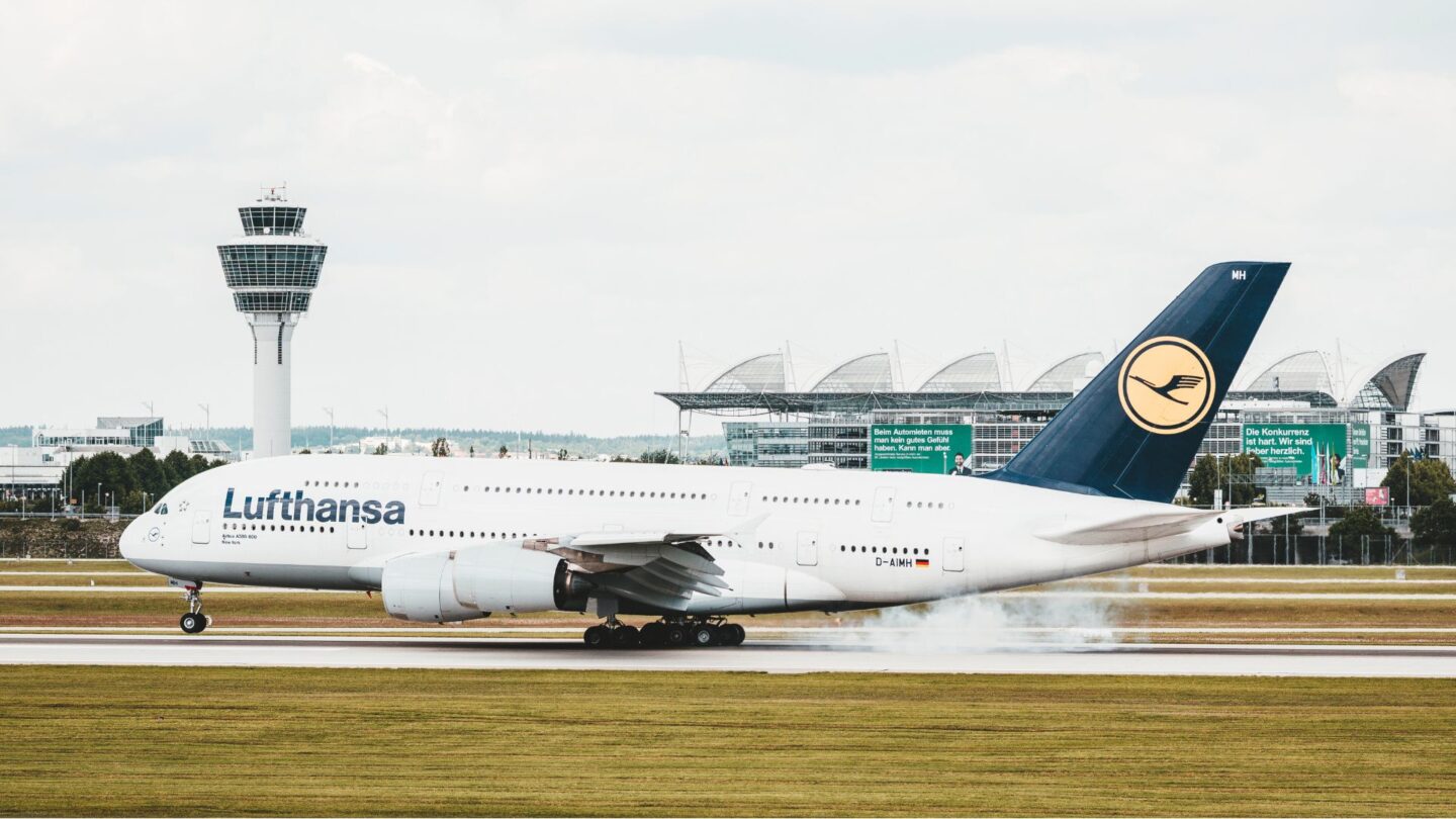 Lufthansa taglierà 4.000 posti entro il 2030: l’IA al centro della riorganizzazione