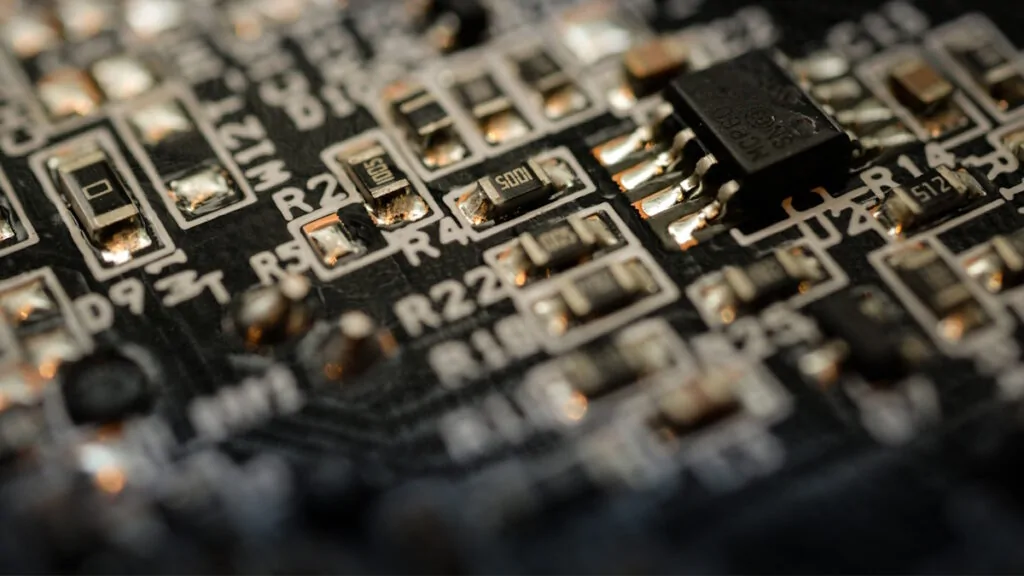 Anthropic utilizzerà i chip AI di Google per addestrare Claude