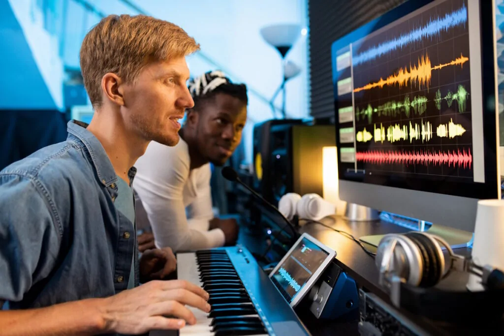 Universal Music e Warner Music al lavoro per siglare accordi di licenza sull’AI