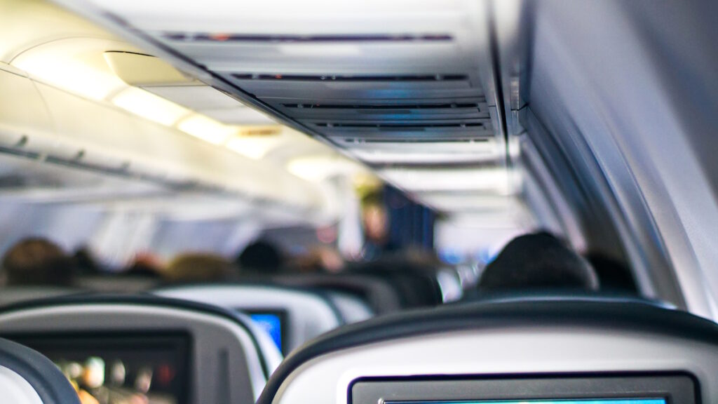 Presunta “sorveglianza” AI per aumentare i prezzi: compagnia aerea Usa finisce sotto inchiesta