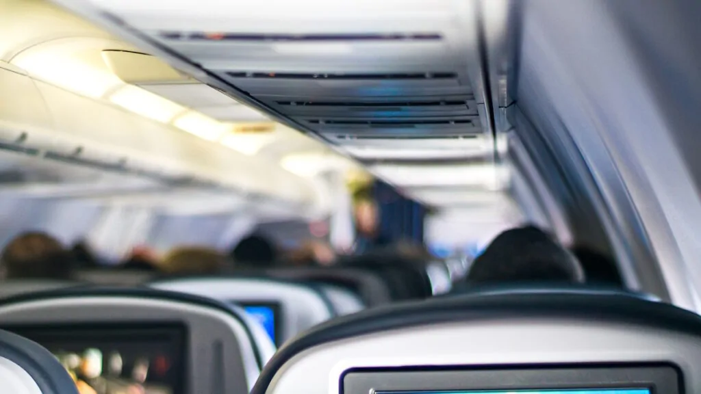 Presunta “sorveglianza” AI per aumentare i prezzi: compagnia aerea Usa finisce sotto inchiesta