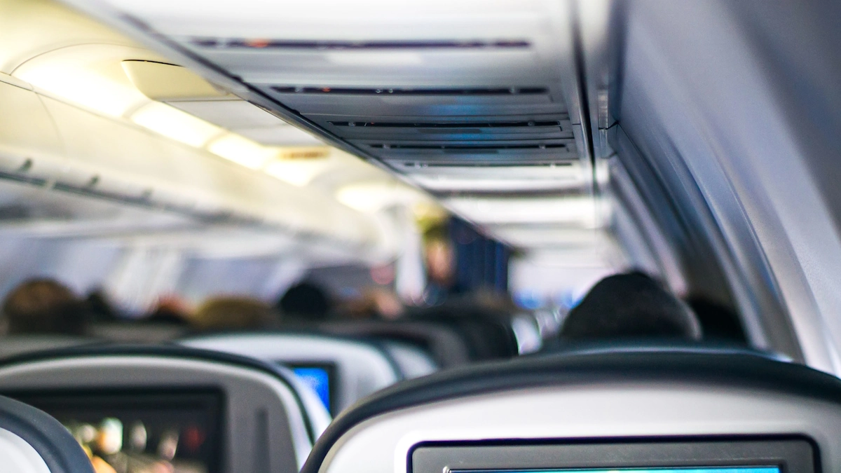 Presunta “sorveglianza” AI per aumentare i prezzi: compagnia aerea Usa finisce sotto inchiesta