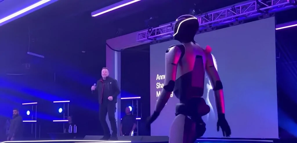 All’assemblea annuale di Tesla Elon Musk ha ballato insieme al robot dell’azienda