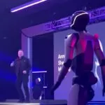 All’assemblea annuale di Tesla Elon Musk ha ballato insieme al robot dell’azienda