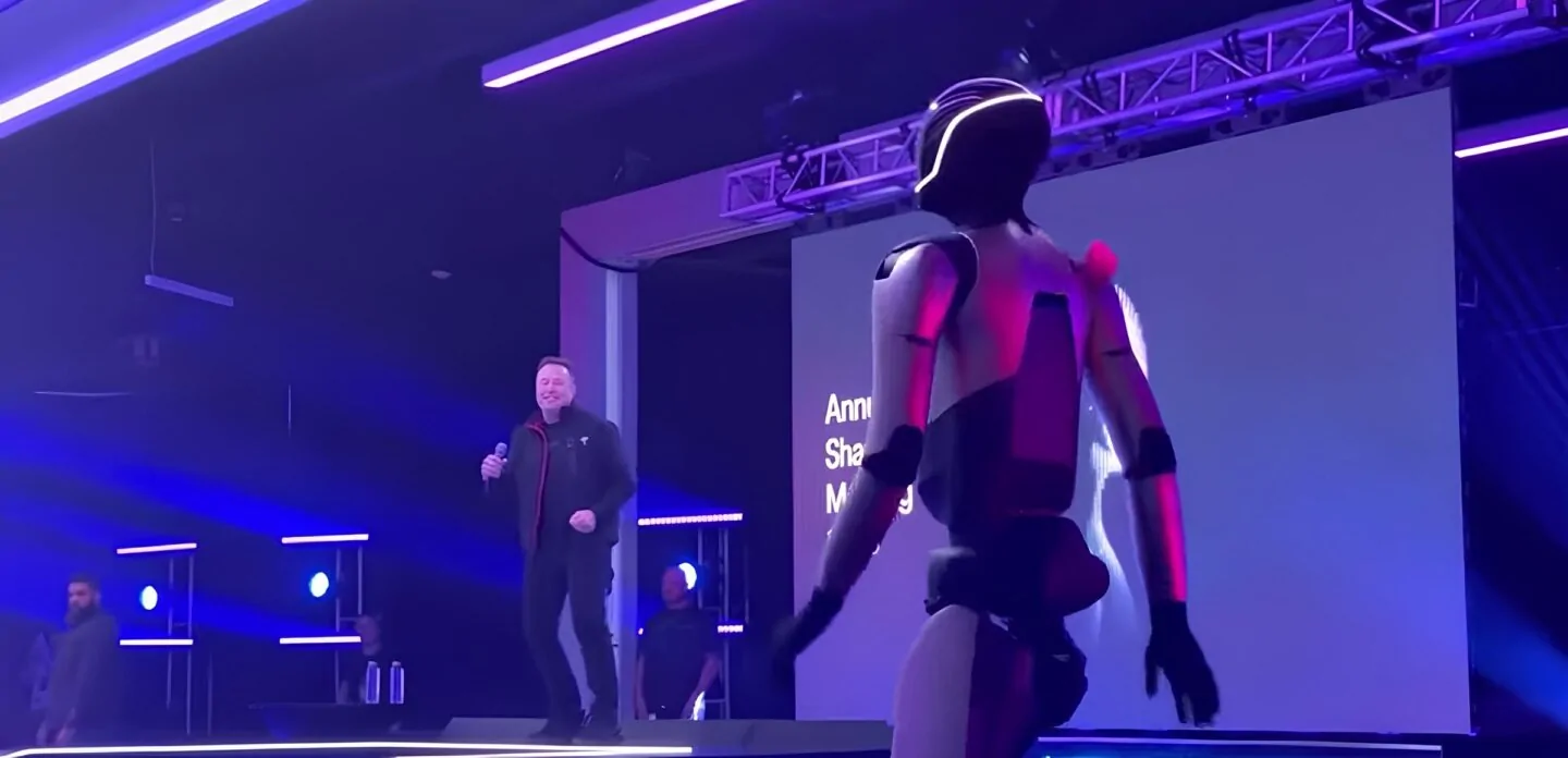 All’assemblea annuale di Tesla Elon Musk ha ballato insieme al robot dell’azienda