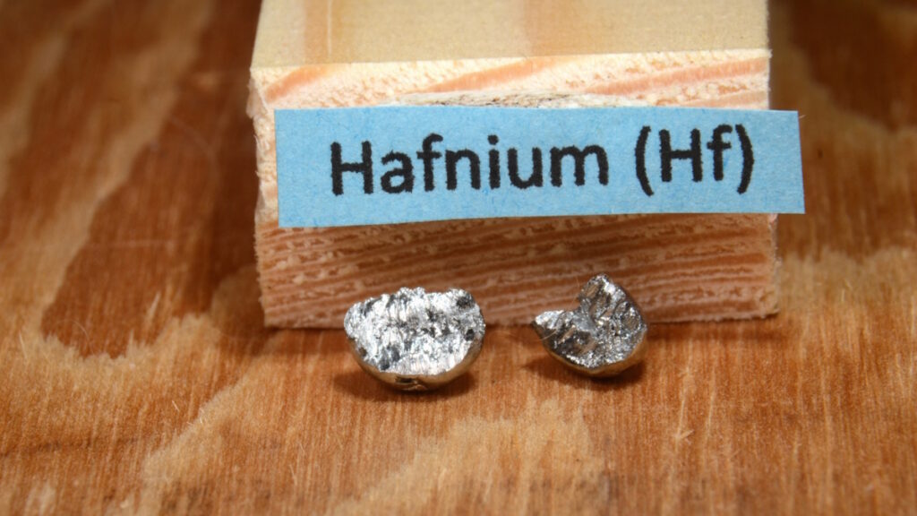 Il boom dell’AI sta facendo salire il prezzo dell’afnio, un metallo cruciale per la fabbricazione di chip