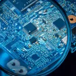 Tesla sta valutando una partnsership con Intel per la produzione di chip AI