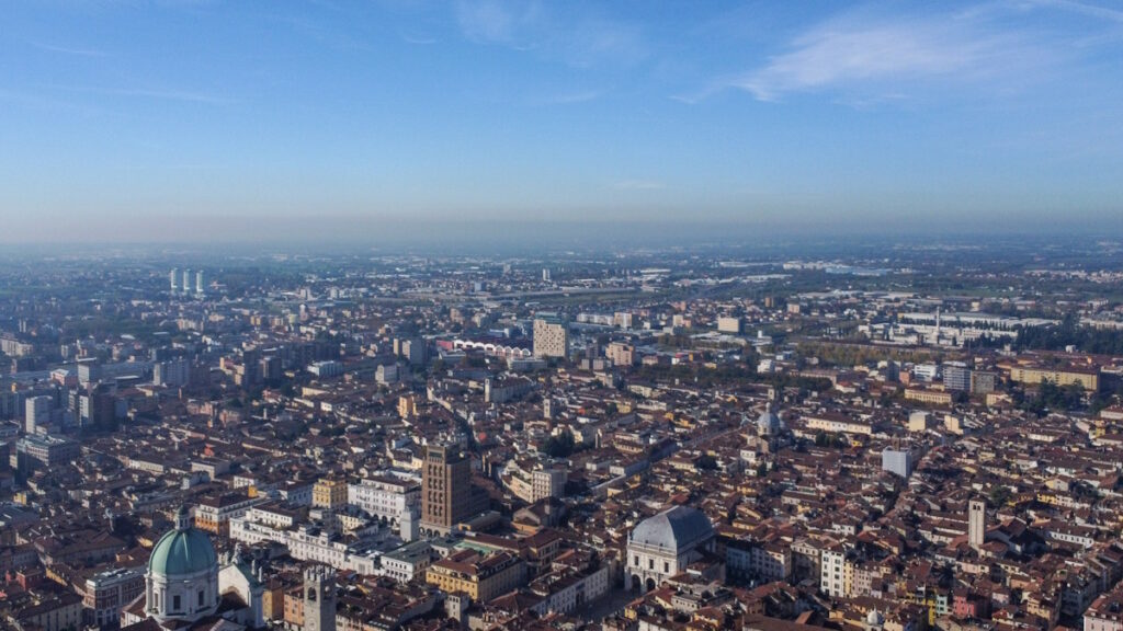 Lombardia, nuove regole per la costruzione di data center. Priorità ad aree dismesse, energie rinnovabili e ridotto consumo d’acqua
