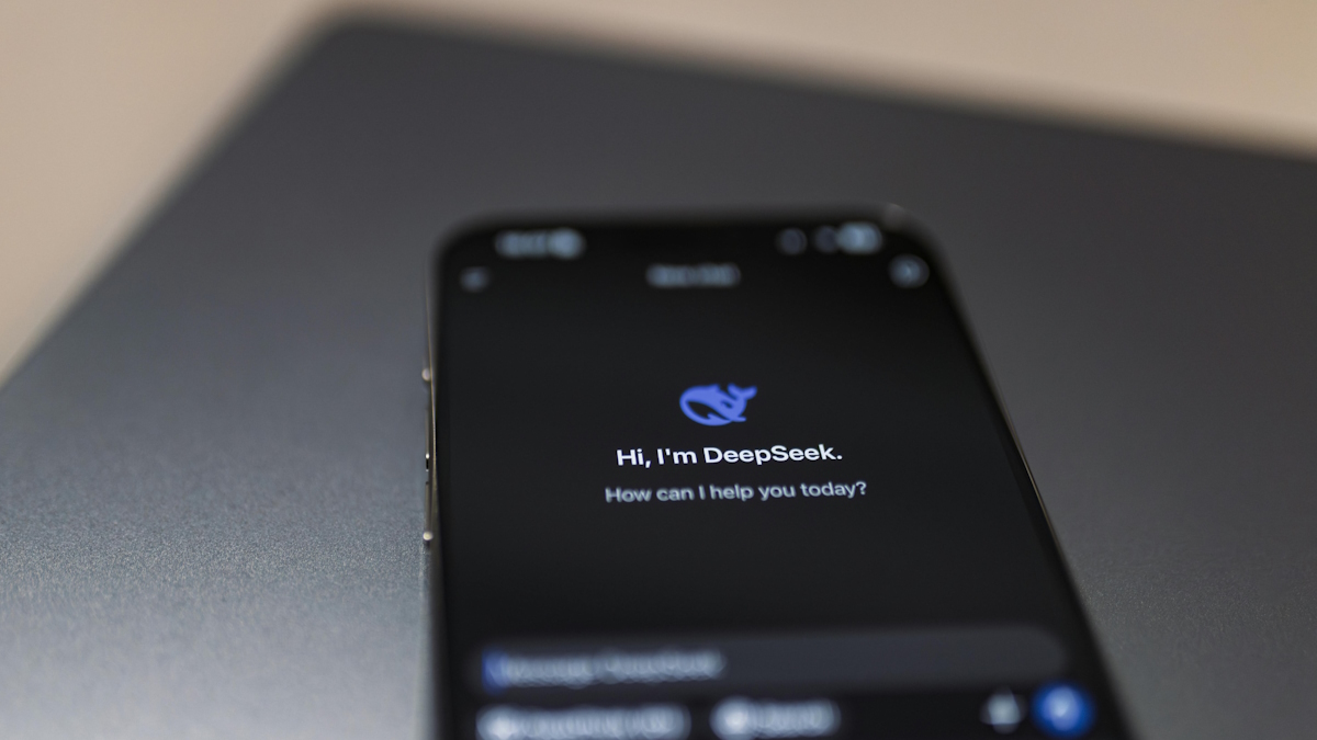 La sfida dell’AI si gioca anche sui prezzi: DeepSeek taglia del 75% e sfida OpenAI e Anthropic