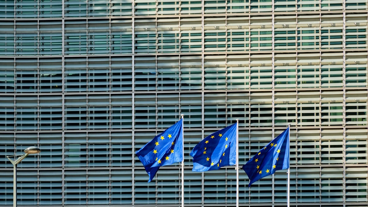 Scontro Ue-Meta, Bruxelles pronta a misure se l’azienda non cambierà le politiche di WhatsApp sull’AI
