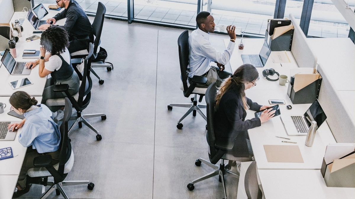 Giovani e donne over 40 con istruzione elevata: ecco i lavoratori più minacciati dall’AI