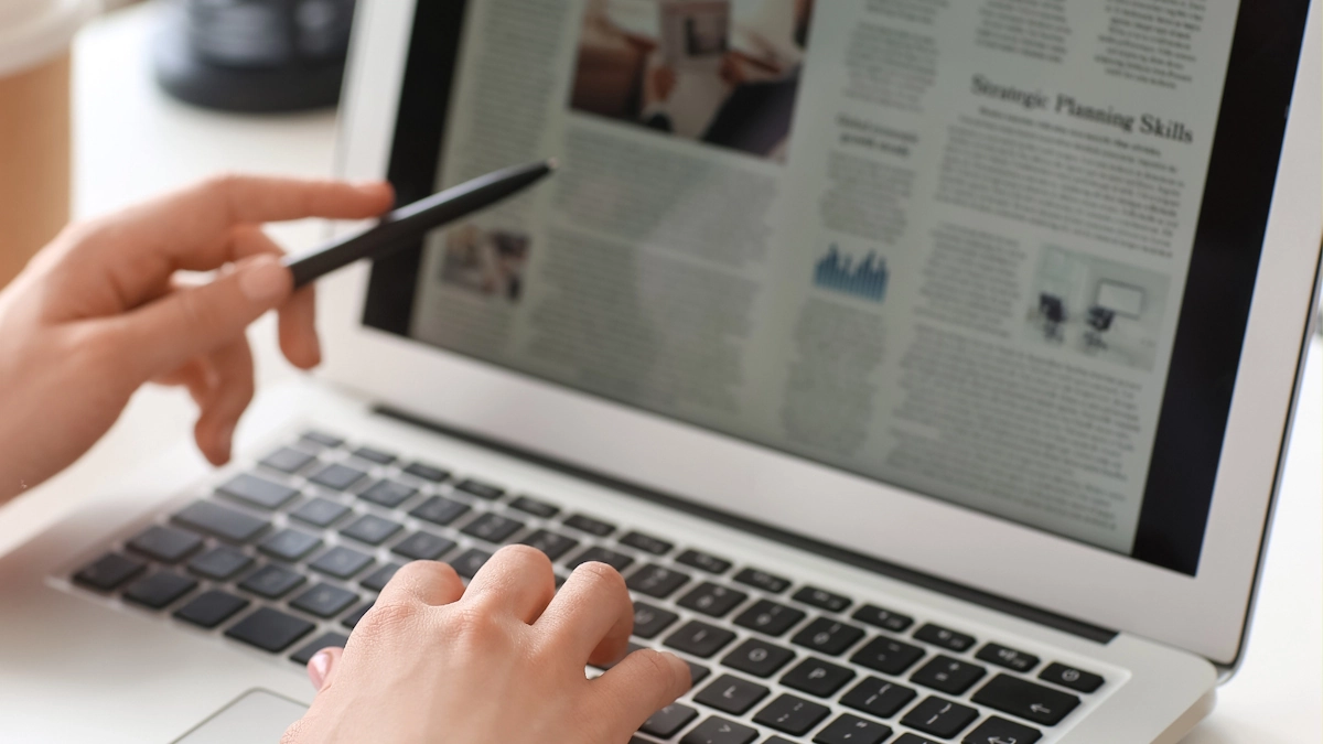 L’attività dei bot AI nel 2025 è cresciuta del 300%: il settore editoriale paga il prezzo più alto