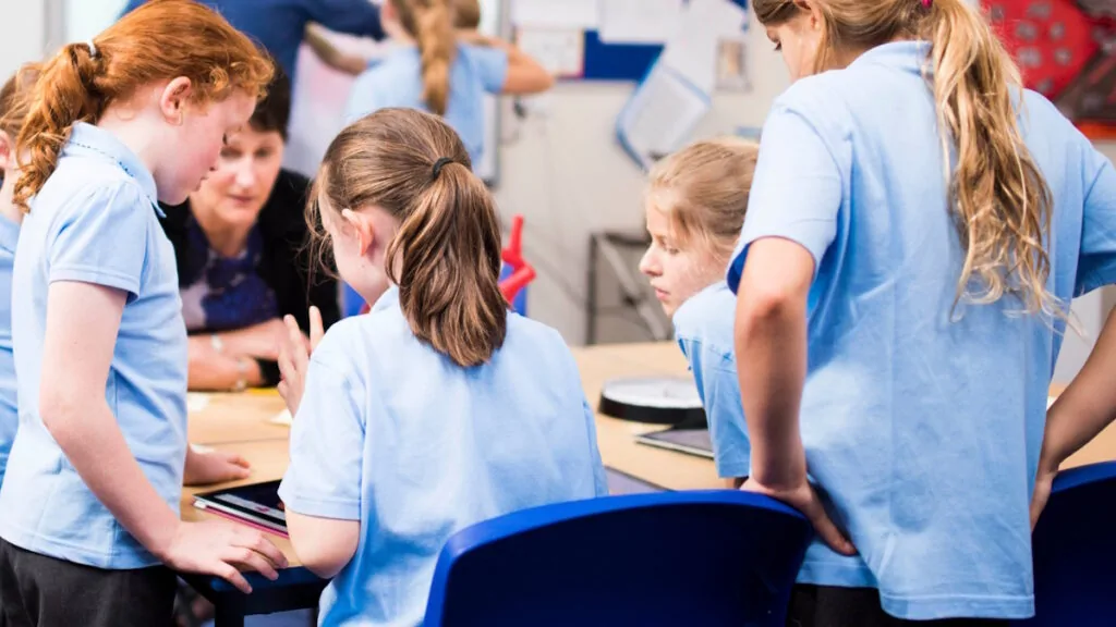 UK, l’allarme degli esperti: l’AI mina le capacità intellettuali delle nuove generazioni