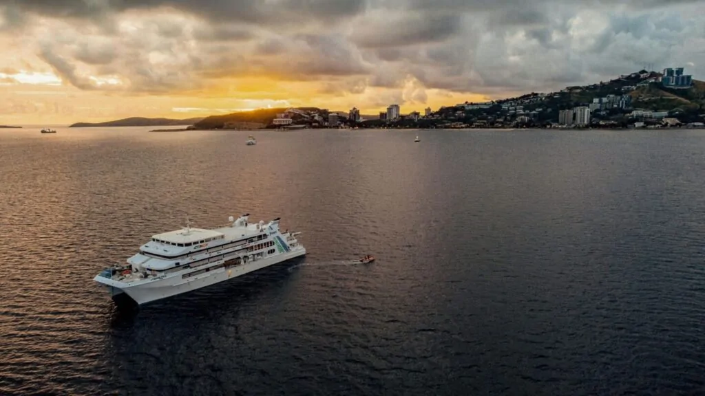 La crociera “guidata” dall’AI: Virgin Voyages lancia l’assistente Rovey