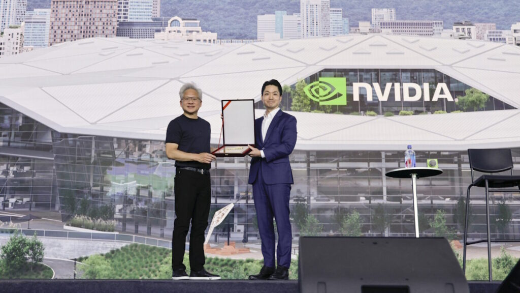 Jensen Huang a Taipei ha annunciato un piano di investimenti da 150 miliardi di dollari a Taiwan