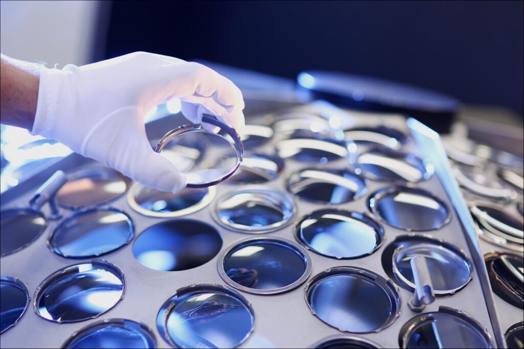 EssilorLuxottica-Applied Materials, nasce un’alleanza per sviluppare occhiali AI e tecnologie di realtà aumentata