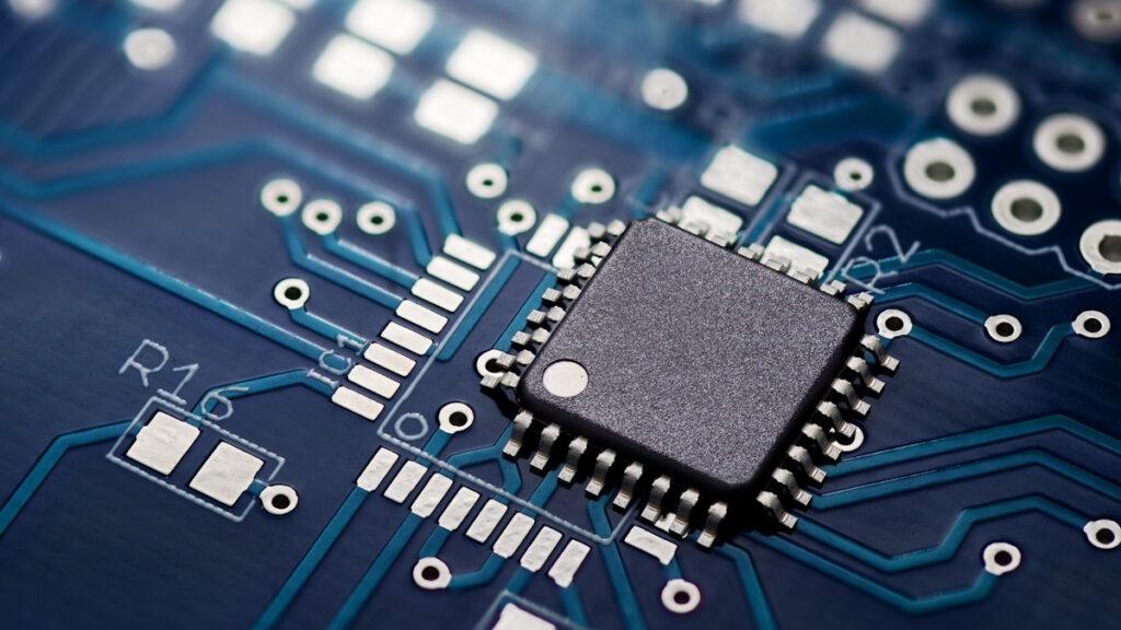 L’industria dell’AI che si trasforma: sempre più colossi investono nell’hardware proprietario