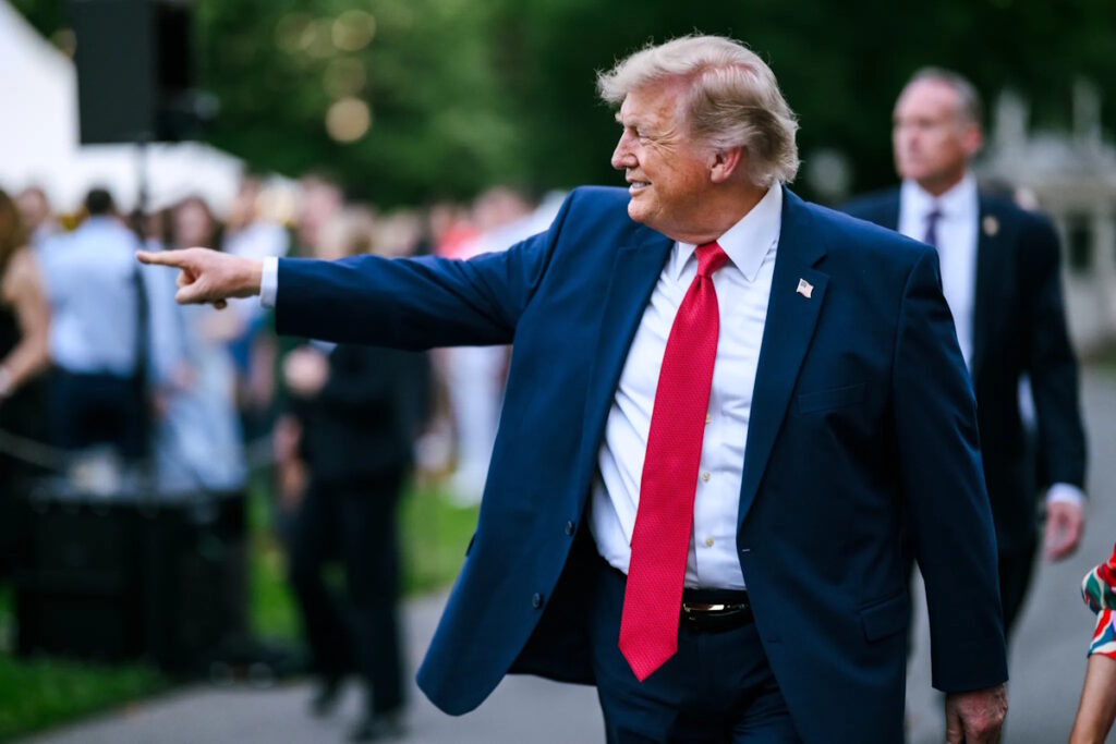 Trump firma l’ordine esecutivo sull’AI: i colossi USA forniranno i modelli in anticipo al governo (ma solo volontariamente)