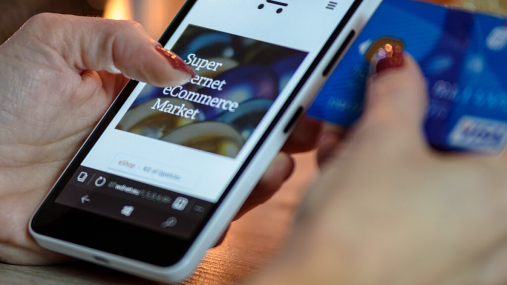 E-commerce, negli Stati Uniti chi fa acquisti online con l’AI naviga più a lungo e spende di più