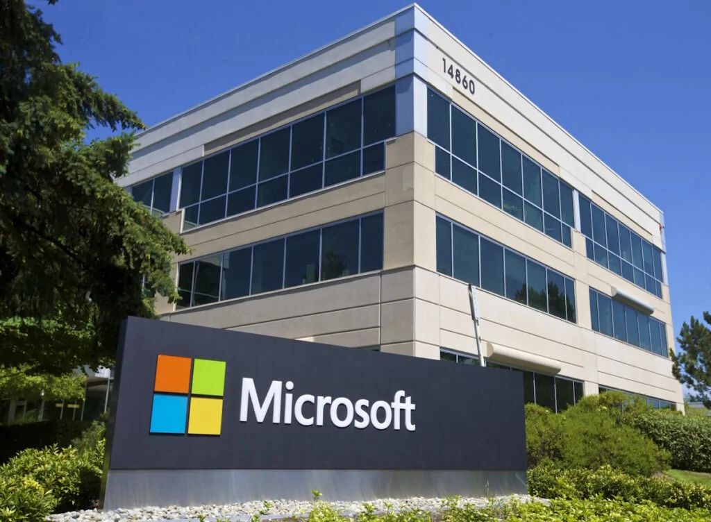 Microsoft taglia 4.800 posti di lavoro per ottimizzare le risorse e investire di più in AI