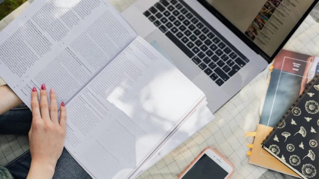 “Shadow AI”: a scuola il 60% degli studenti usa i chatbot di nascosto, ma imparare da soli conviene ancora di più