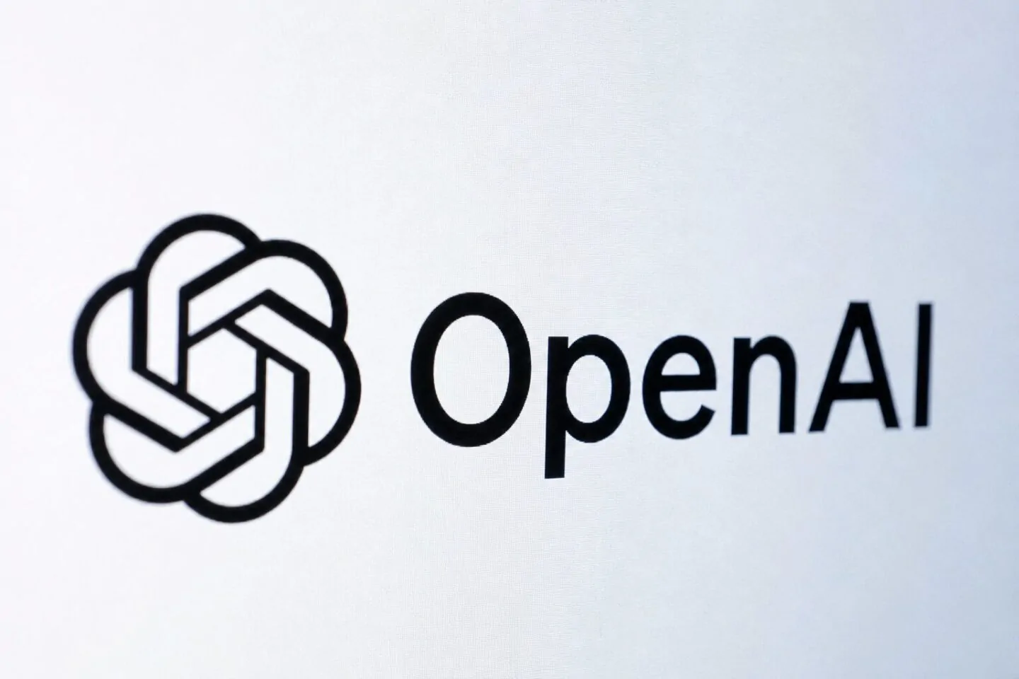 OpenAI sospende un modello: comportamenti imprevisti nei task lunghi