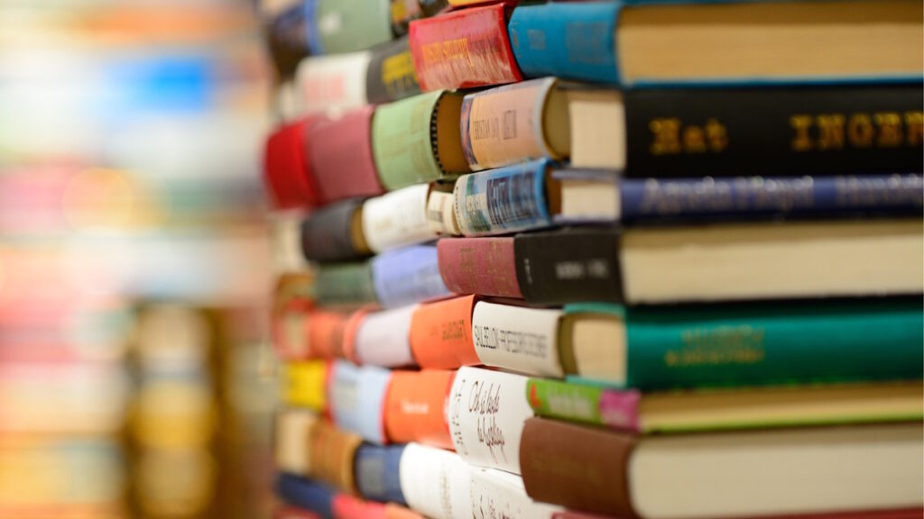 Perché le aziende di AI stanno acquistando in massa libri cartacei pubblicati prima del 2022 per poi distruggerli