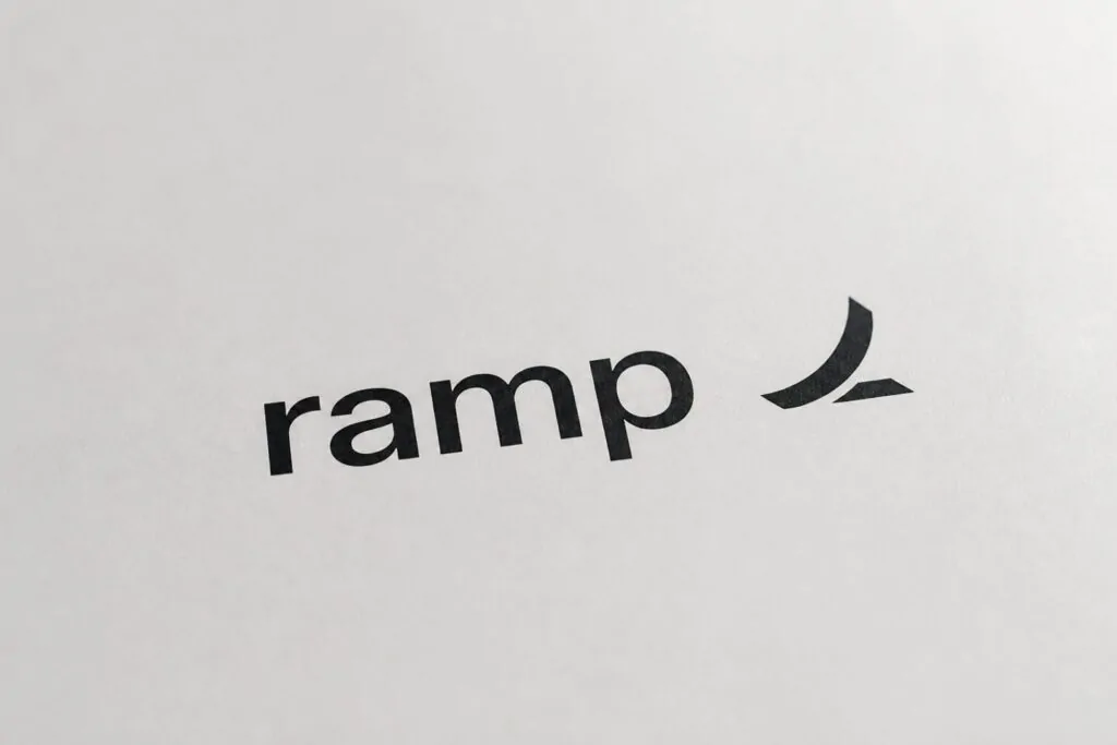 Ramp lancia Router: un’API per tutti i modelli AI, costi giù del 40%
