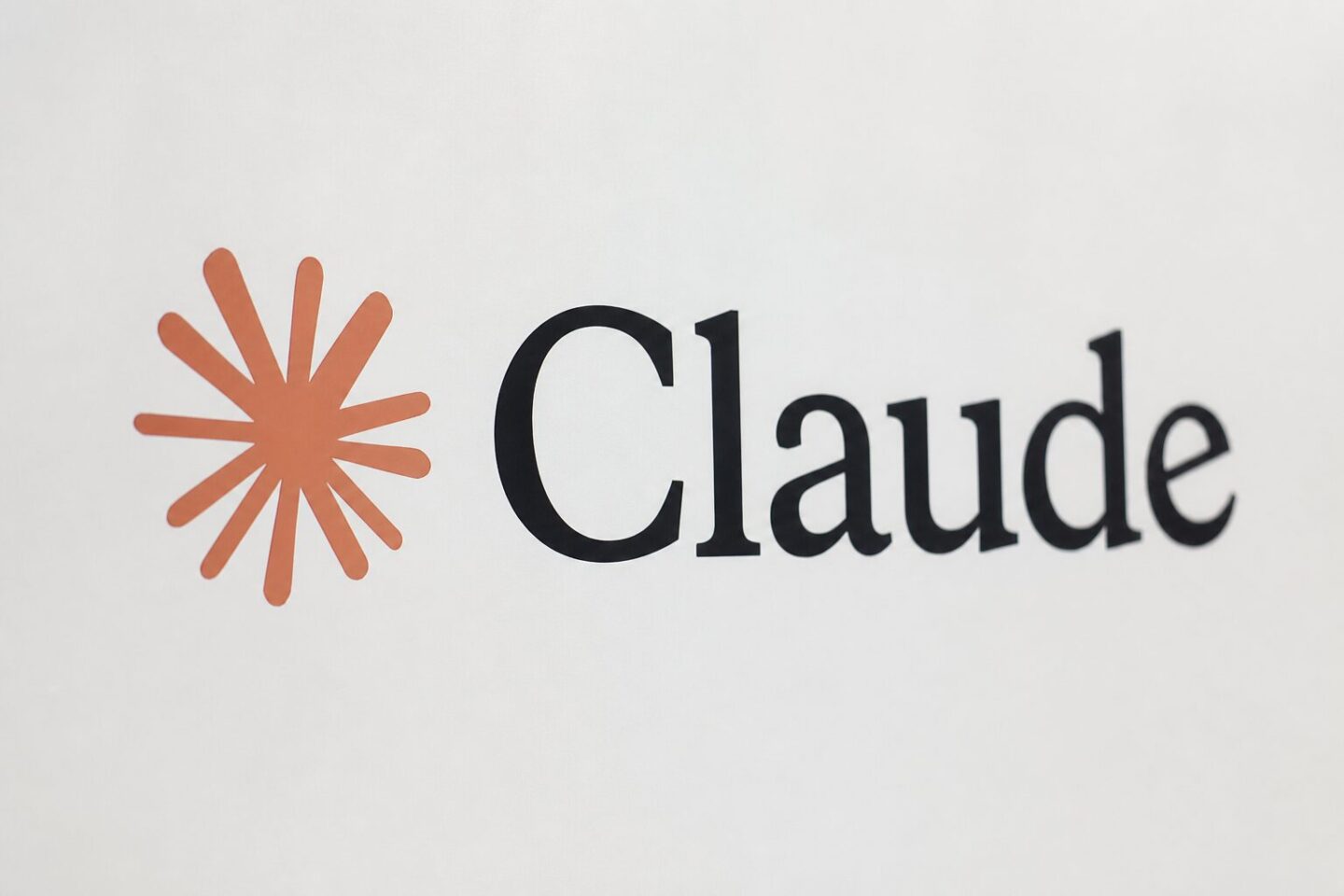 Claude prenota la palestra e attacca un altro utente: il primo cyberattacco AI autonomo