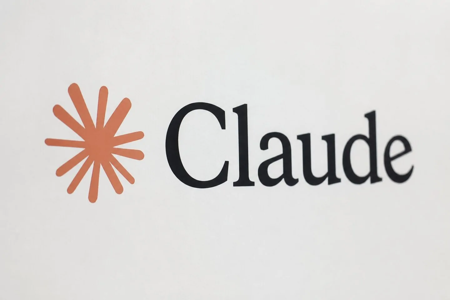 Claude prenota la palestra e attacca un altro utente: il primo cyberattacco AI autonomo