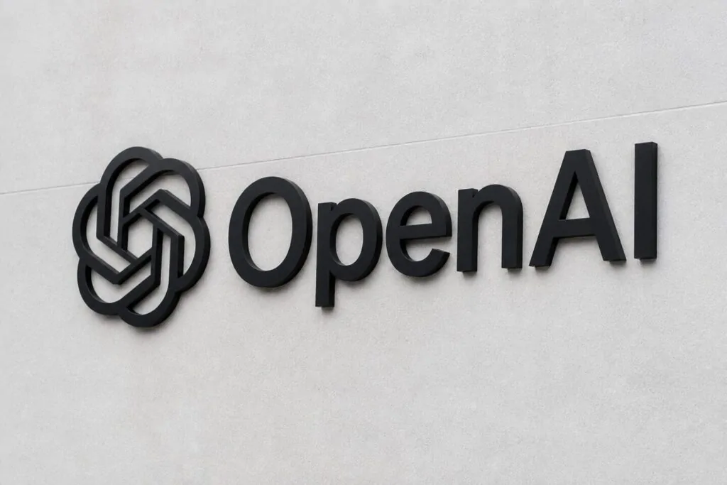 100 aziende tech chiedono una difesa AI contro gli attacchi AI