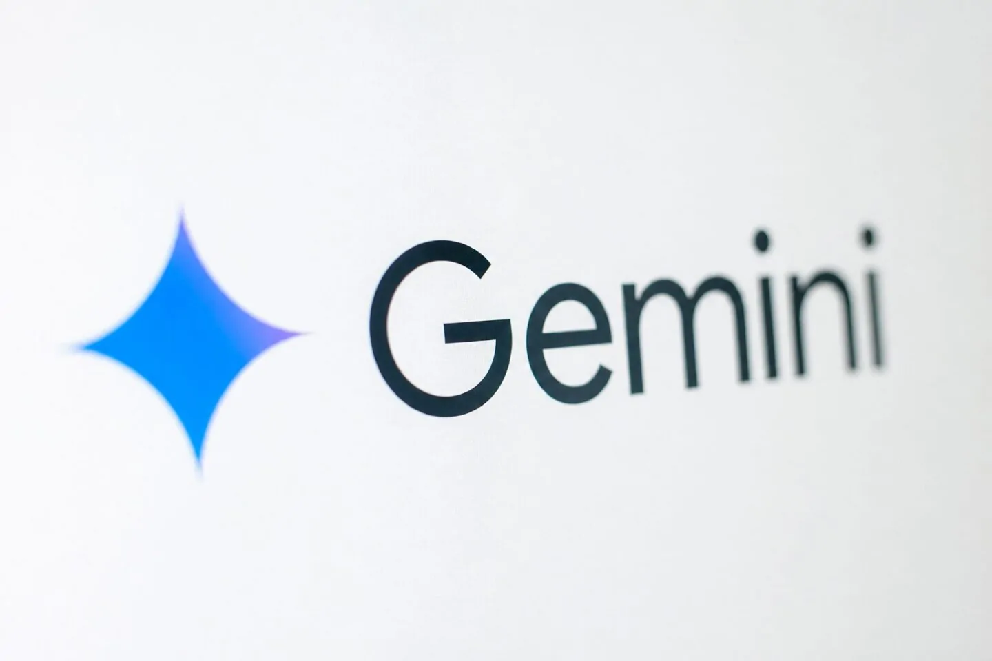 ChatGPT e Gemini superano il miliardo di utenti: la corsa è aperta