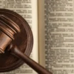 USA, avvocato multato per aver inventato falsi testimoni: ha usato ChatGPT