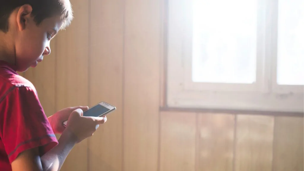 L’AI potrebbe danneggiare i bambini più dei social media: lo dice l’ex responsabile della sicurezza di Google
