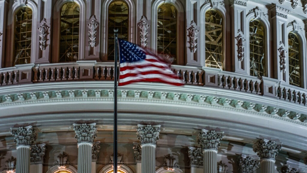 Negli USA l’opposizione all’AI incontrollata ha unito due storici avversari politici come Steve Bannon e Bernie Sanders