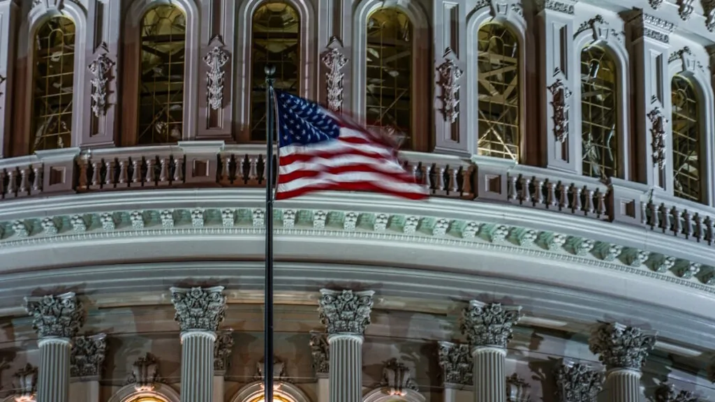 Negli USA l’opposizione all’AI incontrollata ha unito due storici avversari politici come Steve Bannon e Bernie Sanders