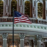 Negli USA l’opposizione all’AI incontrollata ha unito due storici avversari politici come Steve Bannon e Bernie Sanders