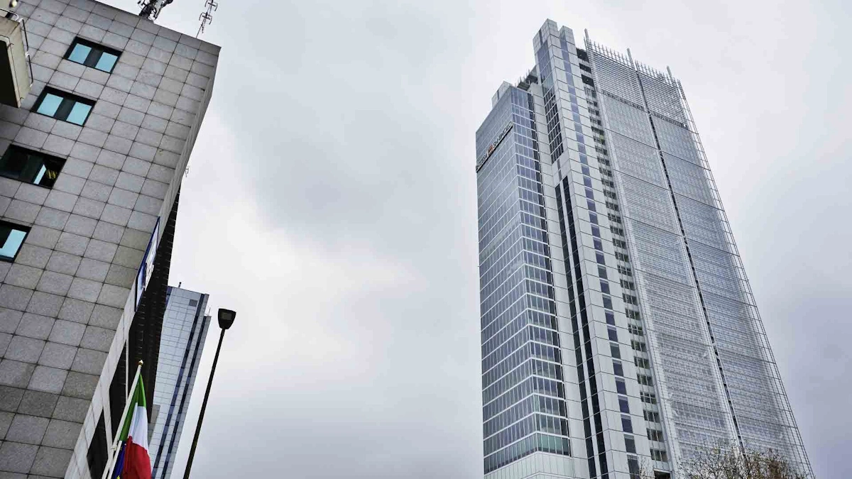 Fideuram di Banca Intesa sotto attacco: una truffa fatta con AI sottrae 95 milioni di euro all’istituto di credito