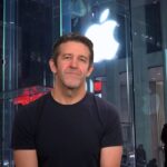 Apple, fine dell’era Cook dopo 15 anni: arriva John Ternus, l’ingegnere che dovrà risolvere il nodo AI