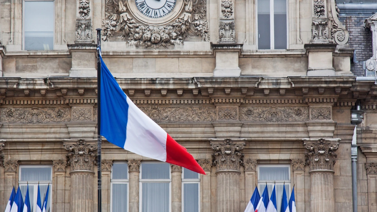 Secondo il governo francese rallentare lo sviluppo dell’AI favorisce i proprietari di tecnologia statunitensi